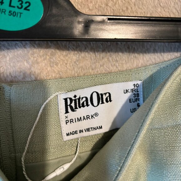 Rita Ora mini skirt - Picture 4 of 4